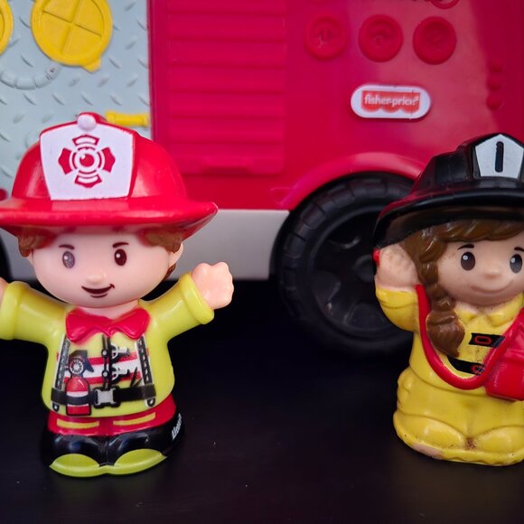 Little People Fisher Price Fire Truck + 3 Little People - Picture 4 of 7